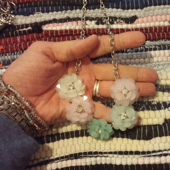 🌷GIFTING🌷Elegant Statement Necklace - Picture 2 of 7